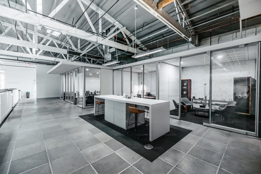 Construcción de oficinas en Lima con acabados de calidad certificada