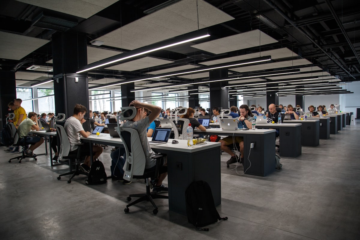 Equipo de Arquioficinas trabajando en oficina corporativa