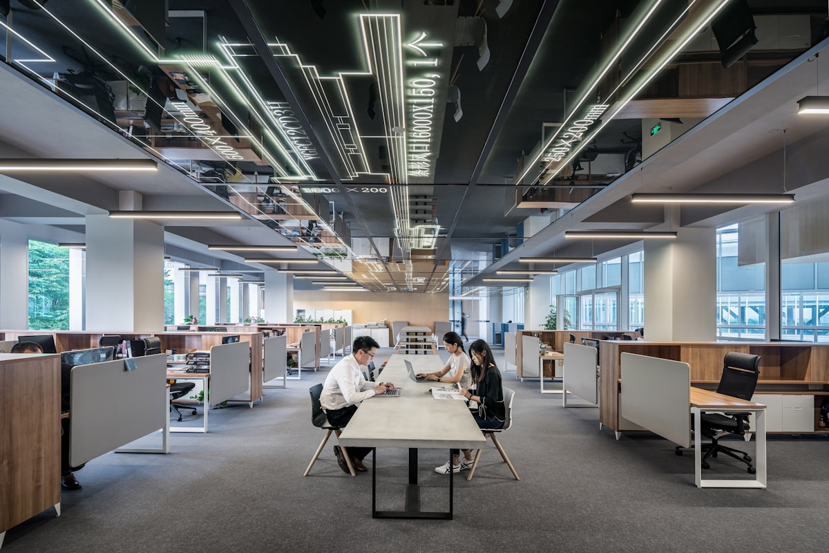 Diseño de oficinas corporativas modernas en Lima
