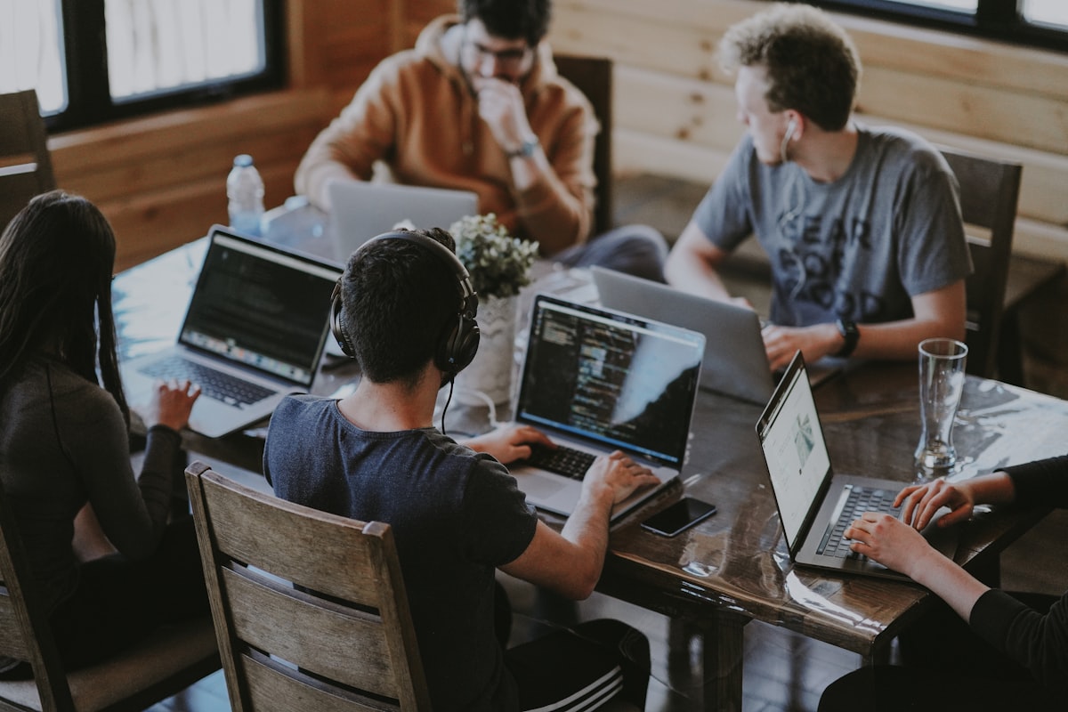 Equipo de arquitectos de Arquioficinas trabajando en oficina corporativa